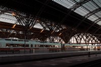 Vliegvakantie kost een gezin dit zomer €400 meer dan de trein